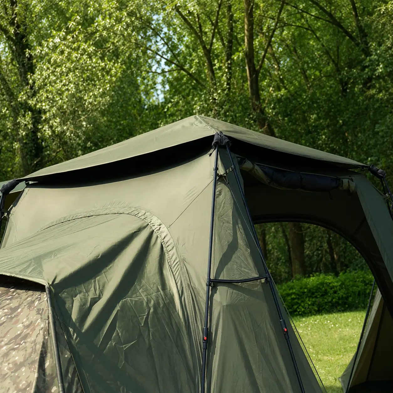 zamontowana_czapa_skull_cap_na_namiocie_trakker_gazebo_pro_xl