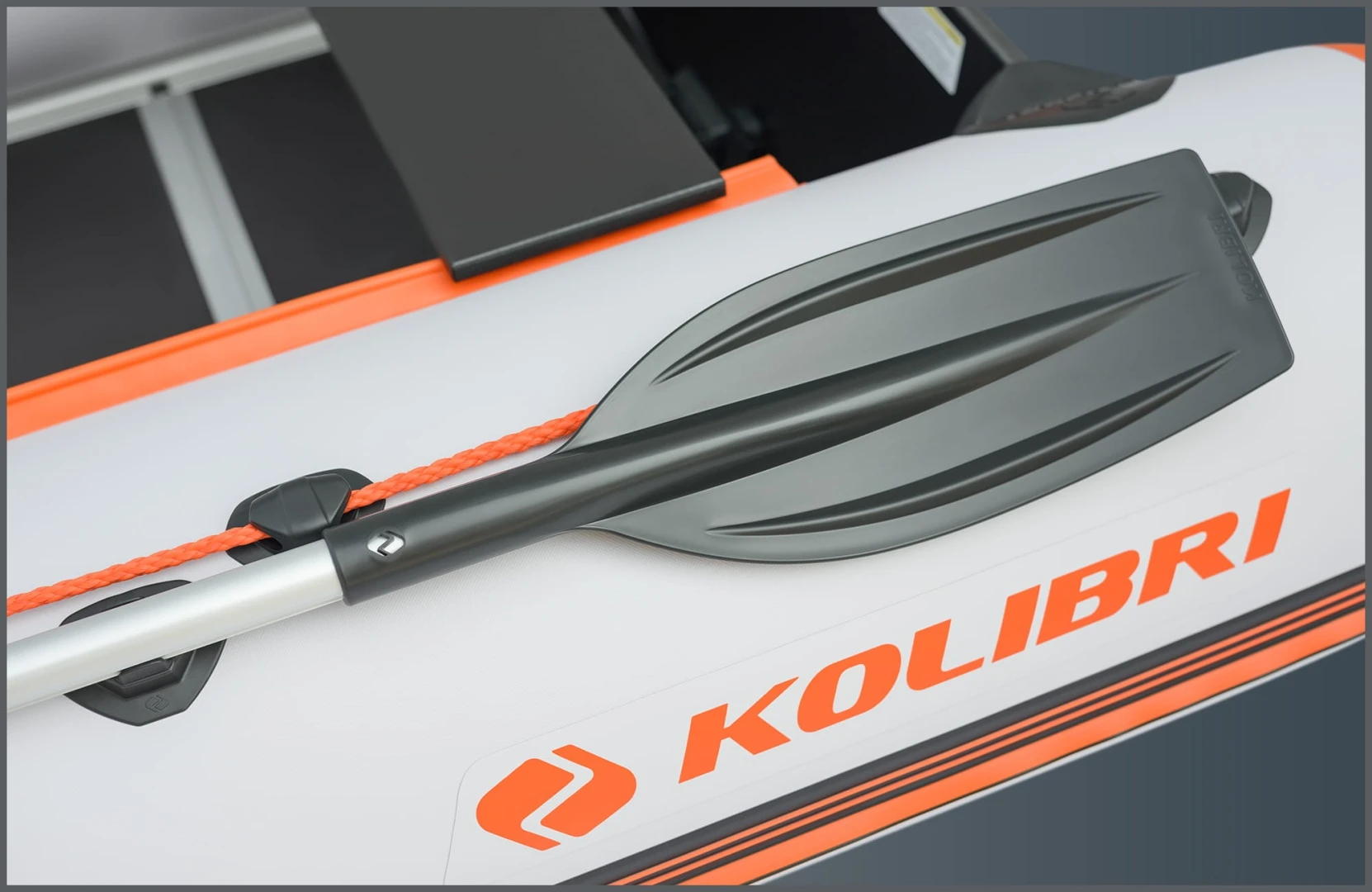 Kolibri KM-330 D SL- Ponton Karpiowy  pełna podłoga aluminium/zielony