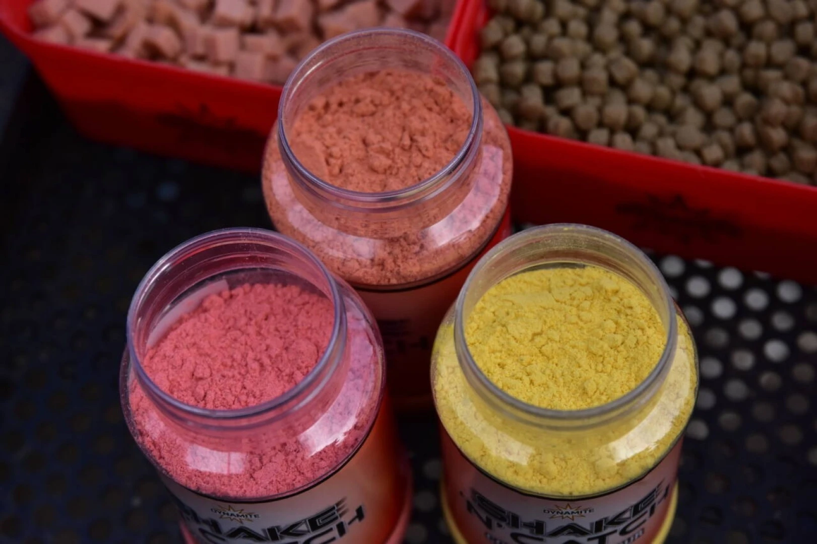 DynamiteBaits Shake n Catch F1 Sweet Yellow Enhancer