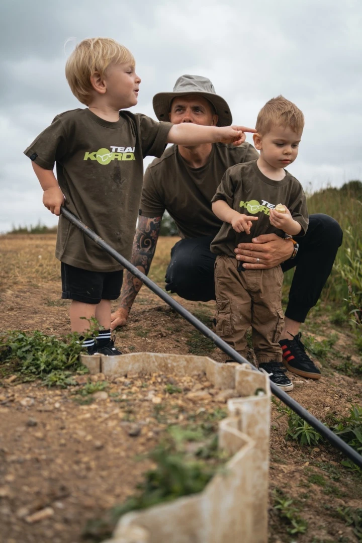 Korda TK Kids T-Shirt - Dark Olive  4/5 Lat