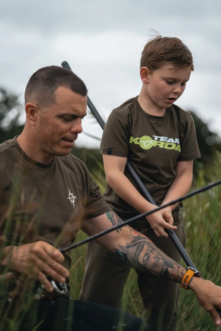 Korda TK Kids T-Shirt - Dark Olive  4/5 Lat